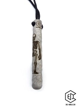Preview: Handgeschmiedeter Kubotan HC-22-2 Unikat (Custom Made) von vorne auf weißem Hintergrund. Seriennummer SN sichtbar, Totenkopf-Gravur, schwarzer Paracord-Fangriemen, 3 Bohrungen. GPSR: Chargennummer/Hersteller SN für Rückverfolgbarkeit. Nur als Grifffestige